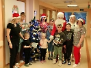 Zdjęcie przy choince; dzieci, Mikołaj i personel medyczny oddziału chirurgii dziecięcej.
